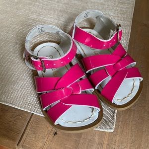 Kids Fuchsia Salt Water Sandals Size 5 Like New!